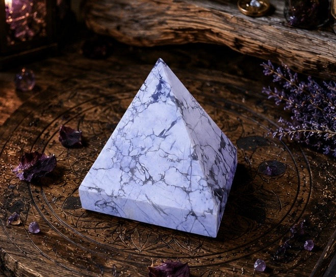 CARVING || HOWLITE PYRAMID