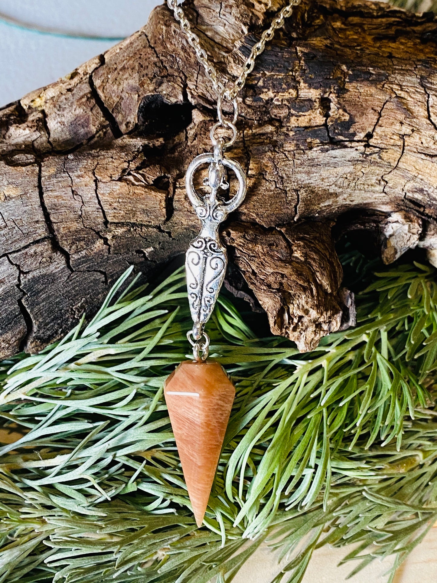 NECKLACES || NATURAL PEACH MOONSTONE GODDESS PENDANT